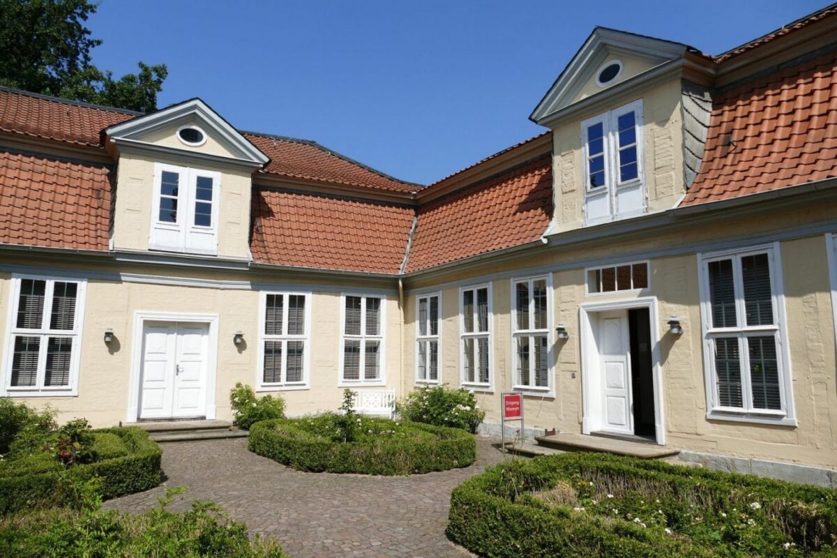 4 Bedrooms, Semi-Detached House